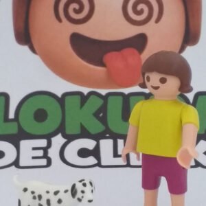 NI?A CON MASCOTA