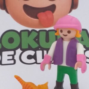 NI?A CON MASCOTA