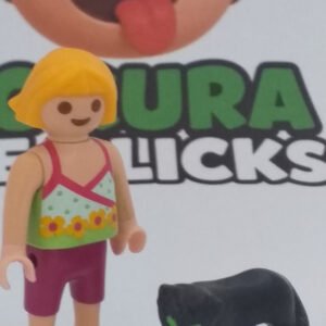 NI?A CON MASCOTA
